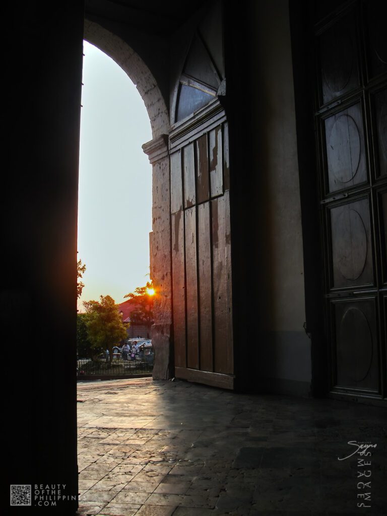 Taal Basilica Batangas 2007-04-06 2007-04-06 DSC04466 (1) marianosayno